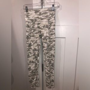 Aerie white, steel-gray camo leggings